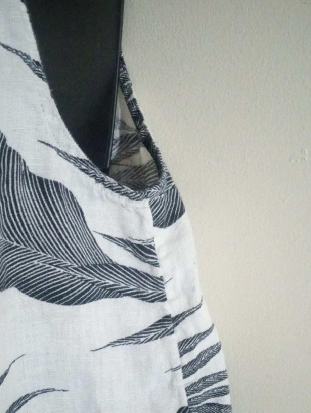 Tahari 100% Linen Boho Black and White Palm-Print Halter Camisole Size Large - Picture 3 of 10